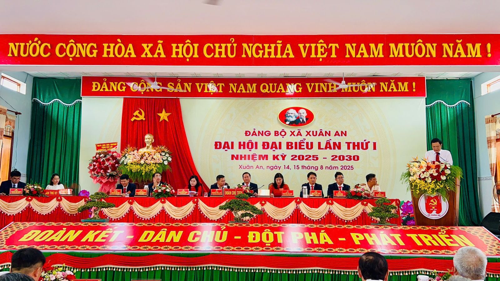 Đồng chí Trần Cang - UV BTV Tỉnh ủy – Giám đốc sở Tài chính - phát biểu chỉ đạo Đại hội