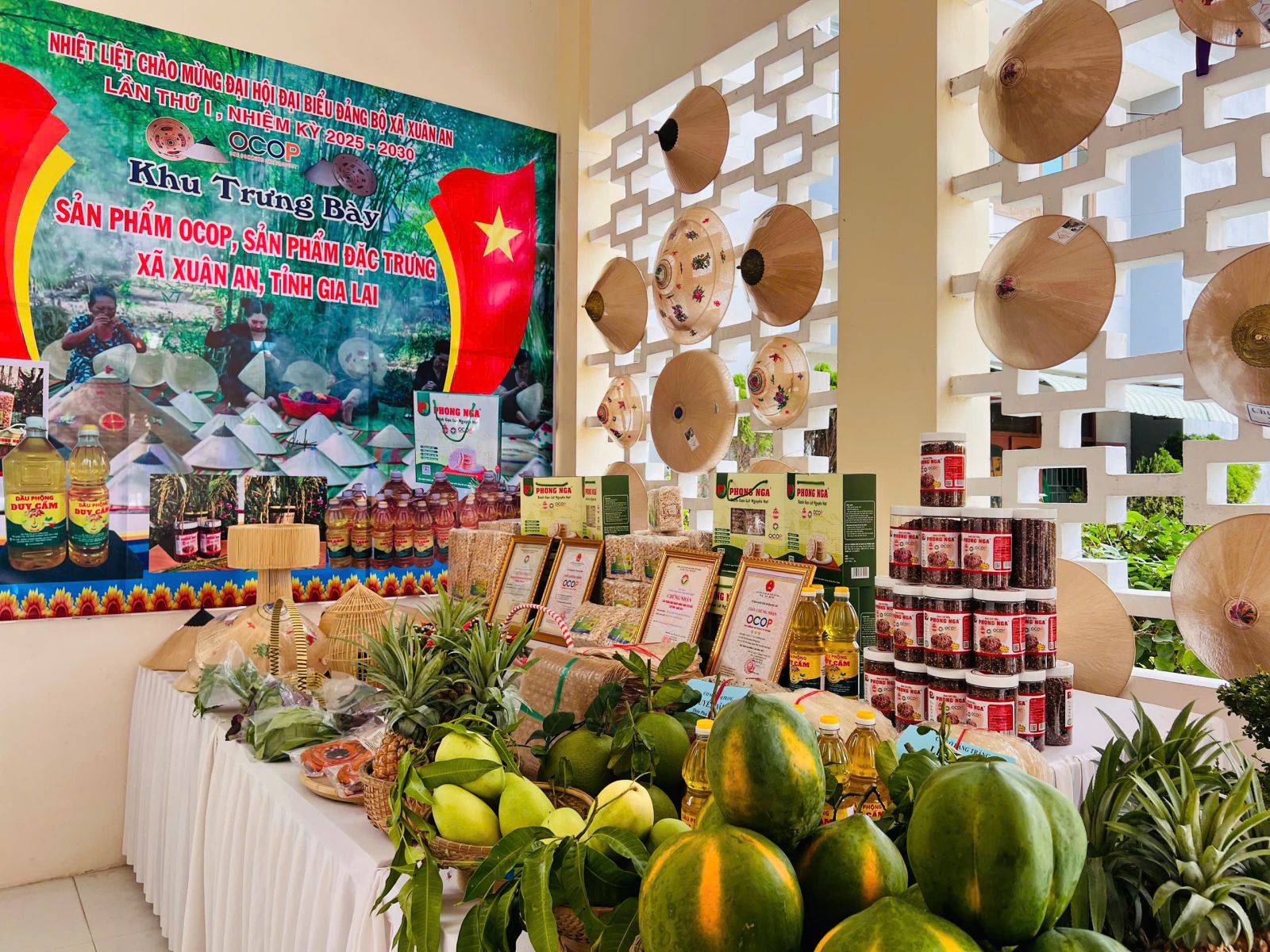 Sản phẩm OCOP đạt chuẩn của địa phương được trưng bày tại Đại Hội